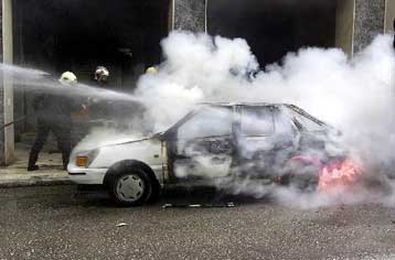 Αγνωστοι έβαλαν φωτιά σε διπλωματικό αυτοκίνητο στα Εξάρχεια