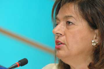 Η κυβέρνηση Καραμανλή επιδιώκει να δημιουργήσει καμένη γη, λέει η Β.Παπανδρέου