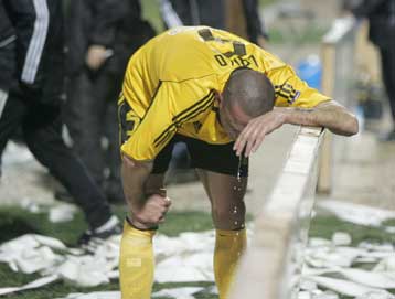 Η ΑΕΚ έφυγε νικήτρια από την Λιβαδιά εν μέσω δακρυγόνων και επεισοδίων