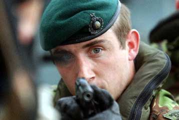 Σοκ στη Βρετανία από βίντεο ταπείνωσης και κακομεταχείρισης νεοσύλλεκτων πεζοναυτών