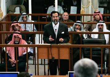 Επεισοδιακή επανέναρξη της δίκης Σαντάμ παρουσία του Αμερικανού συνηγόρου του