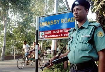 Έξι νεκροί και 16 τραυματίες σε διπλή βομβιστική επίθεση στο Μπαγκλαντές