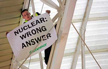 Πιθανή κατασκευή νέων πυρηνικών σταθμών στη Βρετανία ανακοίνωσε ο Μπλερ