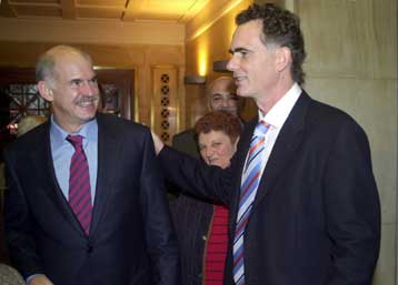 Ανοιχτό το ενδεχόμενο να κατέλθει στην πολιτική αφήνει ο Νίκος Παπανδρέου