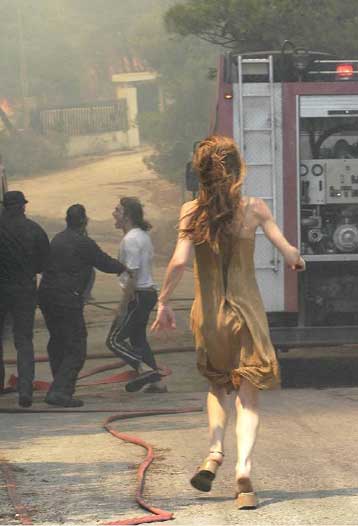 Στις φλόγες η Ανατολική Αττική, στα… αζήτητα οι εμπρηστές