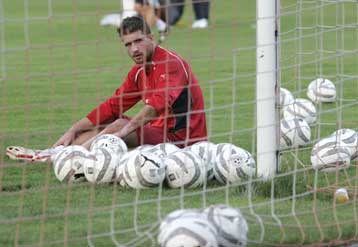 Έξι εβδομάδες εκτός γηπέδων ο Γιάννου, τραυματίστηκε ο Ντ Ακόλ