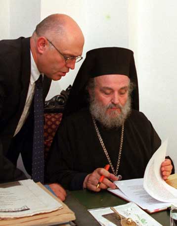 O πατήρ Ραφαήλ προκαλεί τριγμούς στην Εκκλησία και την έξωση Ειρηναίου