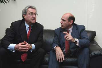 «Πάγωμα» αποδοχών και μείωση ασφαλιστικών εισφορών επιθυμούν οι γερμανοί εργοδότες