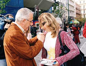 Καμπάνια του ΚΕΕΛ στο κέντρο της Αθήνας για την Παγκόσμια Ημέρα κατά του AIDS