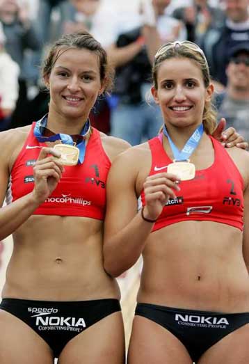 Η θάλασσα, η πισίνα και η άμμος δεν είναι στην Ελλάδα μόνο για τις διακοπές