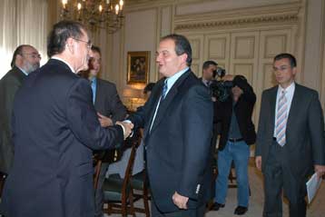 Με το προεδρείο της ΕΣΗΕΑ συναντήθηκε ο πρωθυπουργός