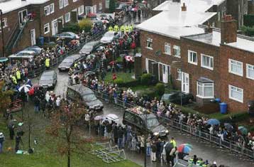 Δεκάδες χιλιάδες Βρετανοί είπαν το τελευταίο «αντίο» στον Τζορτζ Μπεστ