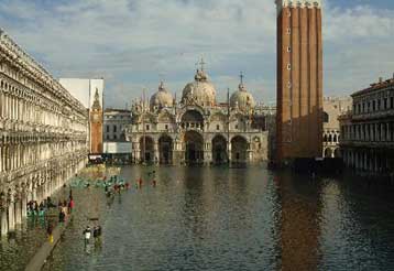 Σφοδρή κακοκαιρία πλήττει την Ιταλία – Βύθιση φορτηγού πλοίου λόγω ισχυρών ανέμων