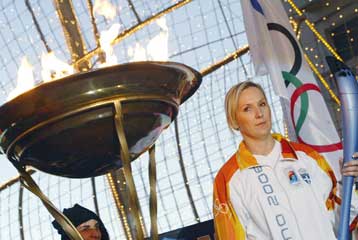 Την πλατεία Αριστοτέλους φωτίζει η Φλόγα έχοντας περάσει από Γιαννιτσά, Αρχαία Πέλλα