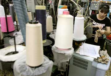 «Πρωταθλητές» στη μετανάστευση σε χώρες φθηνής εργασίας οι Έλληνες επιχειρηματίες