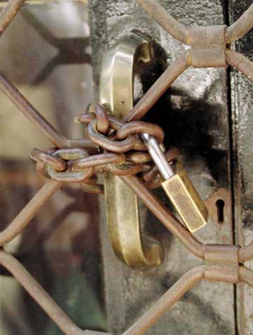 Μπαράζ λουκέτων και μετανάστευση επιχειρήσεων στο εξωτερικό «έφερε» το 2005