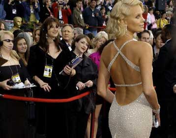 Η Σαρλίζ Θέρον, το νέο κορίτσι του Τζέιμς Μποντ στο Casino Royale