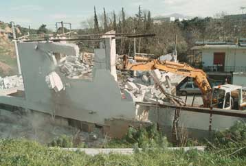 Κατεδαφίσεις αυθαίρετων περιφράξεων και αποθηκών από τη Νομαρχία Αθηνών