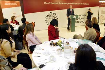 Να αμφισβητήσουν ακόμη και τον ίδιο κάλεσε τους νέους ο Γ.Παπανδρέου