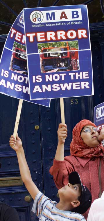 Το θάνατο σκόρπισαν οι καμικάζι στη Βρετανία