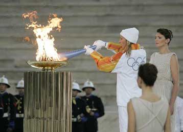 Στα χέρια της Οργανωτικής Επιτροπής «Τορίνο 2006» πέρασε την Τρίτη η Ολυμπιακή Φλόγα