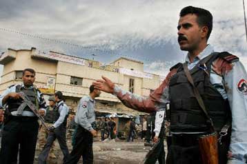 Καμικάζι σπέρνουν το θάνατο σε ακαδημία της αστυνομίας στη Βαγδάτη