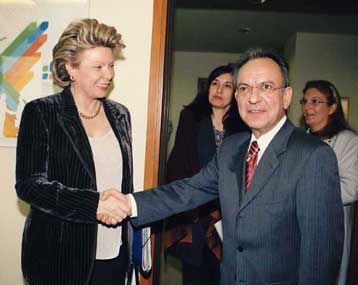 Για την πολιτική της ΕΕ στις νέες τεχνολογίες συζήτησαν ο Δ.Σιούφας και η Β.Ρέντινγκ