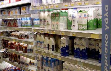 Παραπλάνηση καταναλωτών από τις ετικέτες γάλακτος διαπιστώνει το υπουργείο Ανάπτυξης