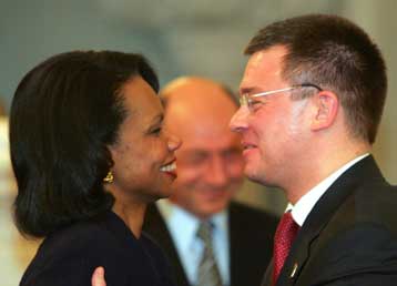 Συμφωνία για την πρώτη αμερικανική βάση σε χώρα της Ανατ. Ευρώπης υπέγραψε η Ράις