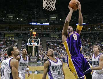 Ανετη νίκη των Λέικερς επί του Μιλγουόκι με την υπογραφή του Κόμπι Μπράιαντ