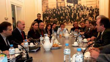 Υπάρχει ένας άλλος δρόμος για την οικονομία και τη χώρα, δηλώνει ο Γ.Παπανδρέου