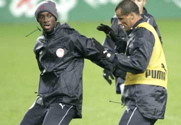 «Κρατάει» τον Τουρέ μέχρι το Μουντιάλ ο Ολυμπιακός, που απέκτησε τον Φακίνο