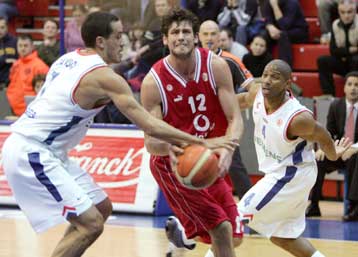 Ολυμπιακός δύο ταχυτήτων, έχασε από την Τσιμπόνα στο Ζάγκρεμπ με 74-62