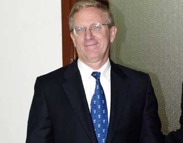 Παραινέσεις Τσαρλς Ρις προς κυβέρνηση για διαφάνεια, επενδύσεις και εξοπλισμούς