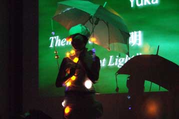 Έξυπνο κασκόλ αλλάζει χρώμα για να ταιριάζει με το σύνολο