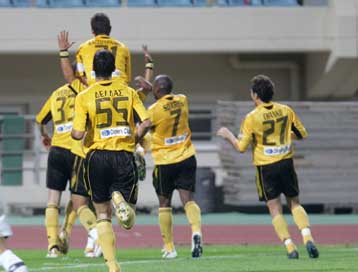 Πέρασε από το Παγκρήτιο η ΑΕΚ, ισόπαλοι 2-2 Λεβαδειακός-ΠΑΟΚ