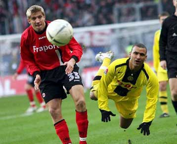 Σε απόσταση αναπνοής το Αμβούργο από την κορυφή-Σκόραρε ο Αμανατίδης