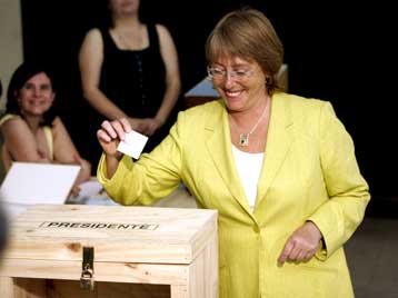 Κάλπες στη Χιλή με μια γυναίκα να διεκδικεί για πρώτη φορά το ύπατο αξίωμα της χώρας