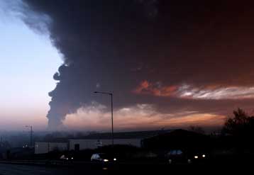 Ισχυρές εκρήξεις σημειώθηκαν σε δεξαμενές καυσίμων βόρεια του Λονδίνου