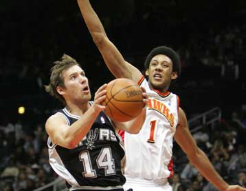 «Στοπ» στο αήττητο των Σπερς έβαλε η ομάδα της Ατλάντα με πρωταγωνιστή τον Τζόνσον