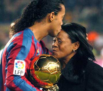 Ο Ροναλντίνιο κράτησε την Μπαρτσελόνα δίπλα στην Οσασούνα, νίκη για την Ρεάλ του Κάρο