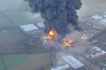 Τεράστιο νέφος σκεπάζει το Λονδίνο, ενώ μαίνεται η φωτιά στις δεξαμενές καυσίμων