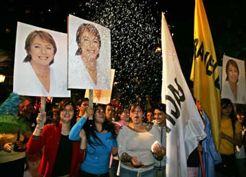 Στον δεύτερο γύρο θα κριθεί η προεδρία της Χιλής με επικρατέστερη την Μισέλ Μπατσελέτ