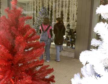 Σε ισχύ το εορταστικό ωράριο λειτουργίας των καταστημάτων