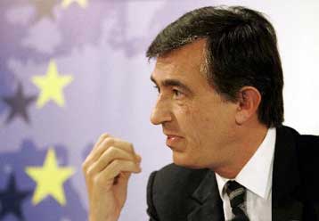 «Μπλόκο» της Γαλλίας στη χορήγηση καθεστώτος υποψήφιας χώρας στην ΠΓΔΜ