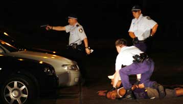 Συλλήψεις, τραυματισμοί και εμπρησμοί οχημάτων σε μια ακόμα νύχτα ταραχών στο Σίδνεϊ