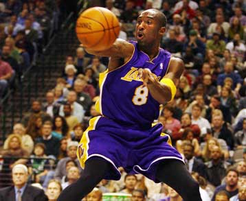 Πέρασαν και από Ντάλας οι Λέικερς με πρωταγωνιστή τον Κόμπι Μπράιαντ