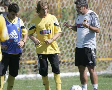 Πρόβλημα με Κρασσά στην ΑΕΚ, απουσία Σάντος