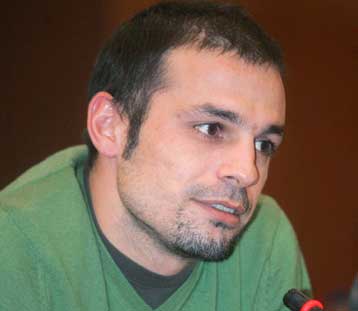 Προσγείωση και υπακοή στον «δάσκαλο» Σάντος ζήτησε ο Ντέμης από τους παίκτες της ΑΕΚ