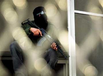 Αιματηρή ισραηλινή επιδρομή στη Γάζα και έξαρση ενδοπαλαιστινιακής βίας